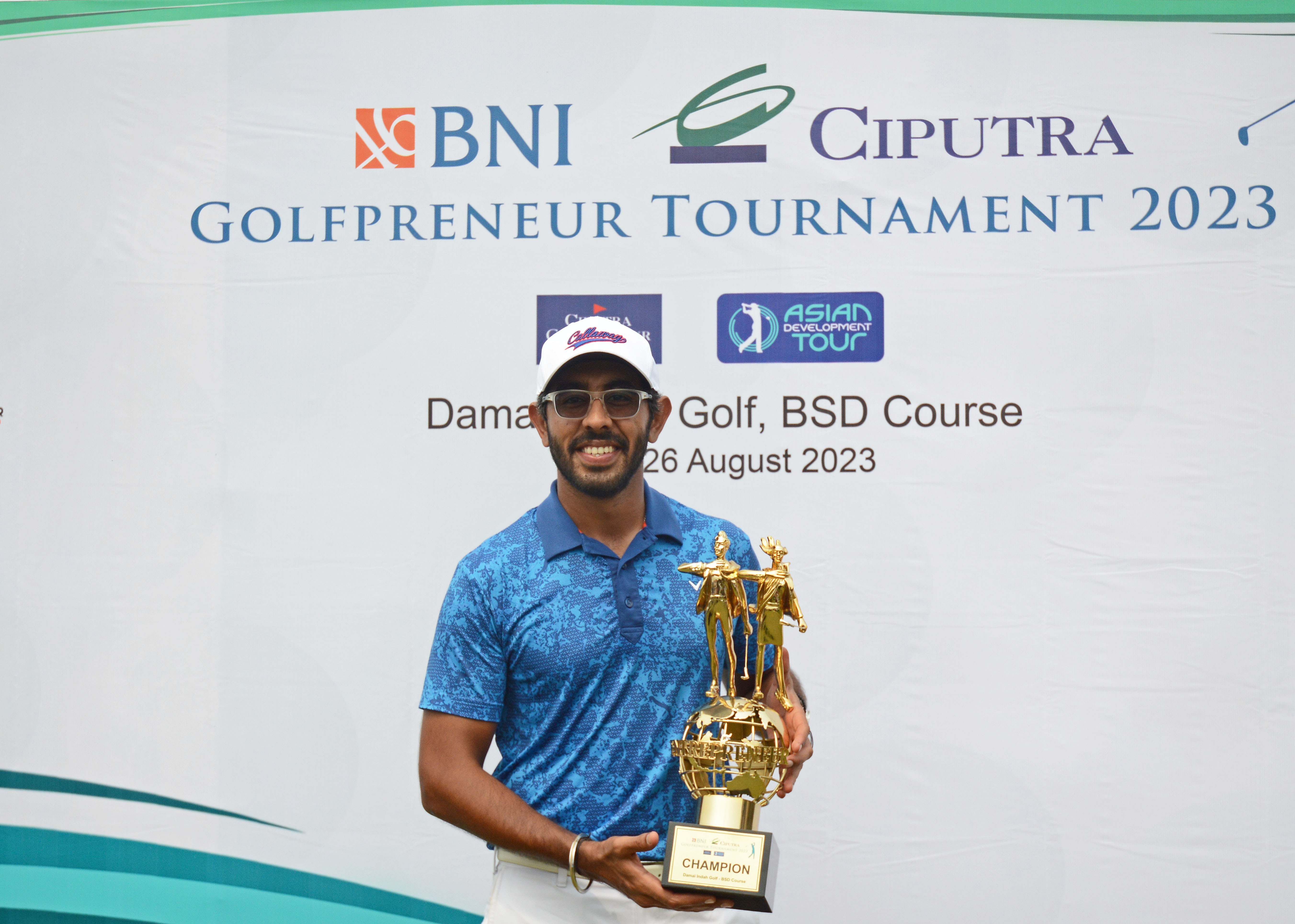 Pegolf India memegang trofi juara setelah menjadi kampiun di BNI Ciputra Golfpreneur Tournament 2023. 