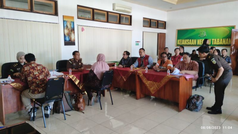 Kanwil DJP Bali menyerahkan IWA sebagai tersangka penggelapan pajak ke Kejaksaan Negeri Tabanan.