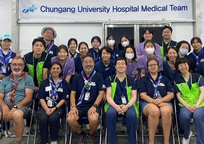 Anna Sandala (duduk kedua dari kiri) bersama rekan-rekan di Medical Service Center.