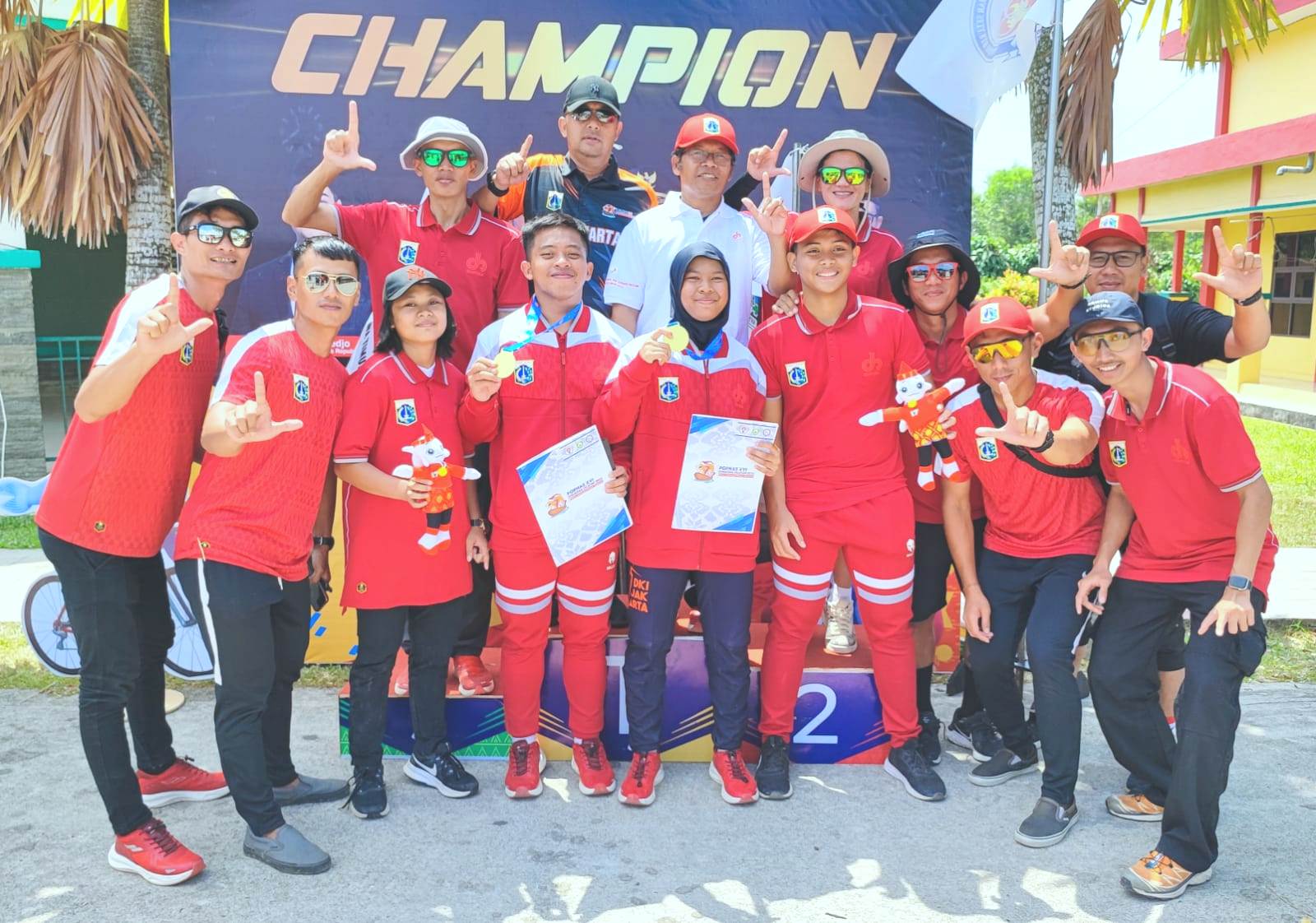 Pembalap muda dan tim ofisial DKI Jakarta di Popnas Palembang 2023.