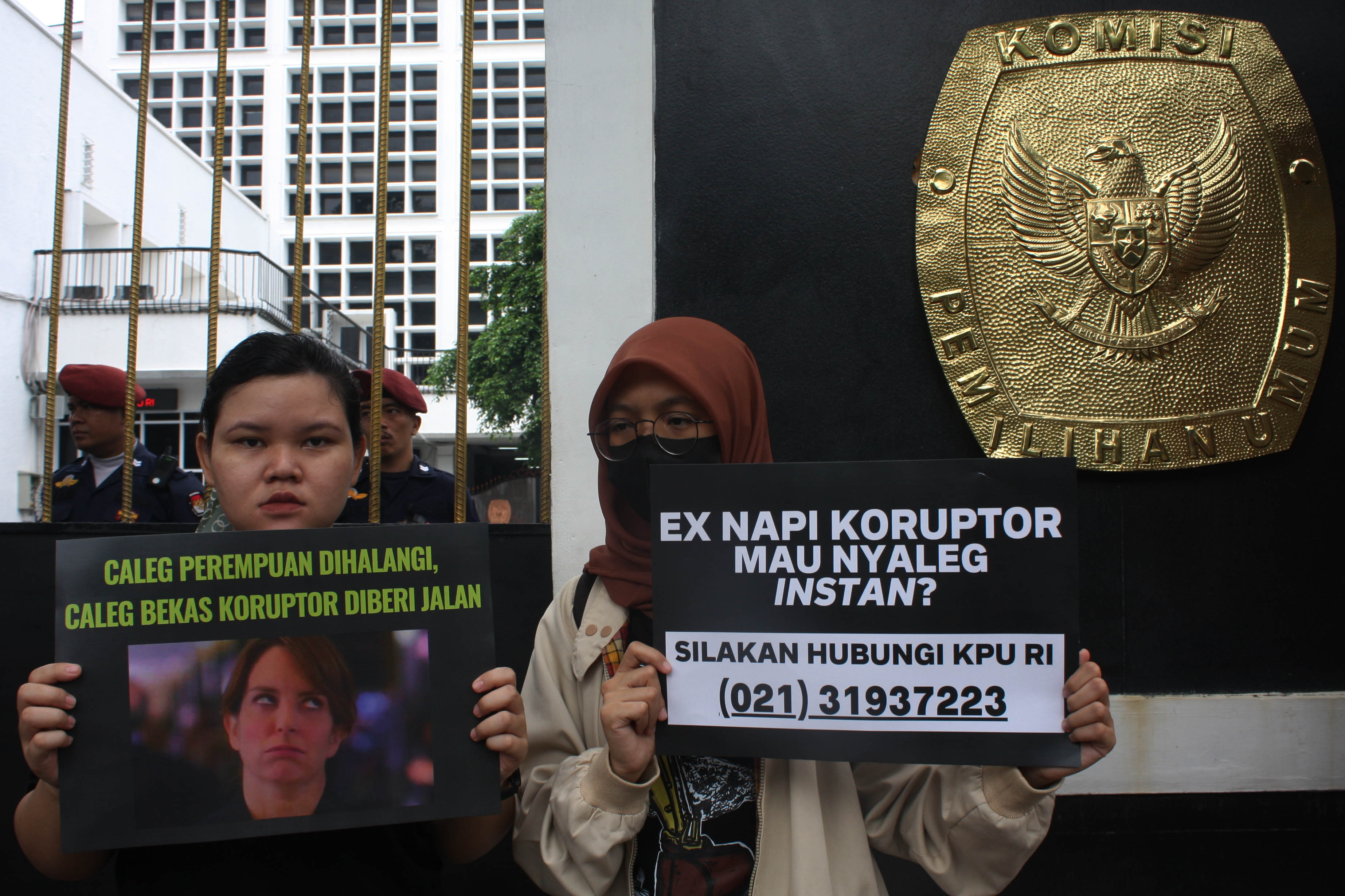 Aktivis yang tergabung dalam Koalisi Kawal Pemilu Berintegritas melakukan aksi unjuk rasa di depan kantor KPU RI,