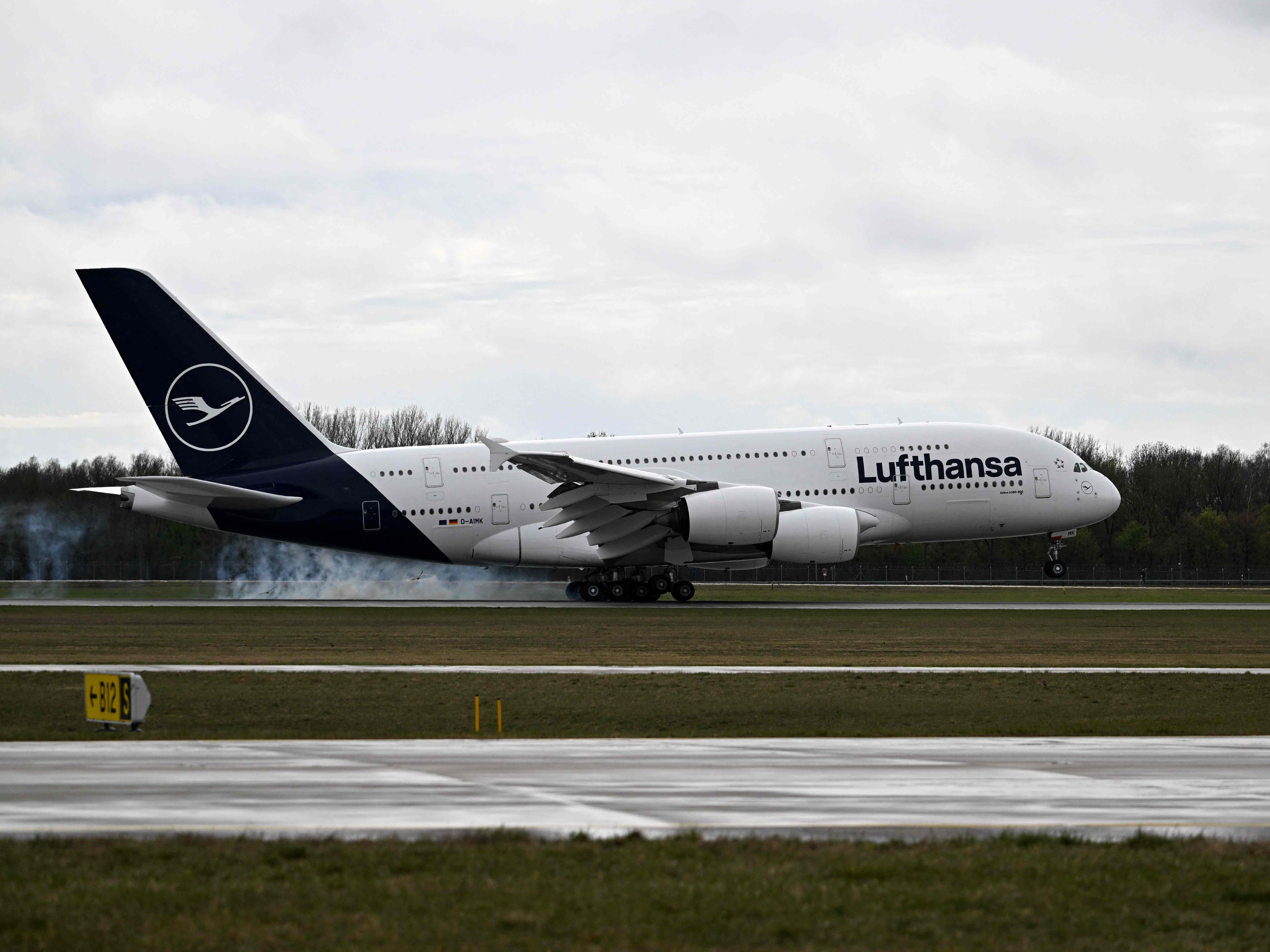Airbus A380-800 milik maskapai Jerman Lufthansa mendarat di Bandara Internasional Munich, Munich, pada 12 April 2023.