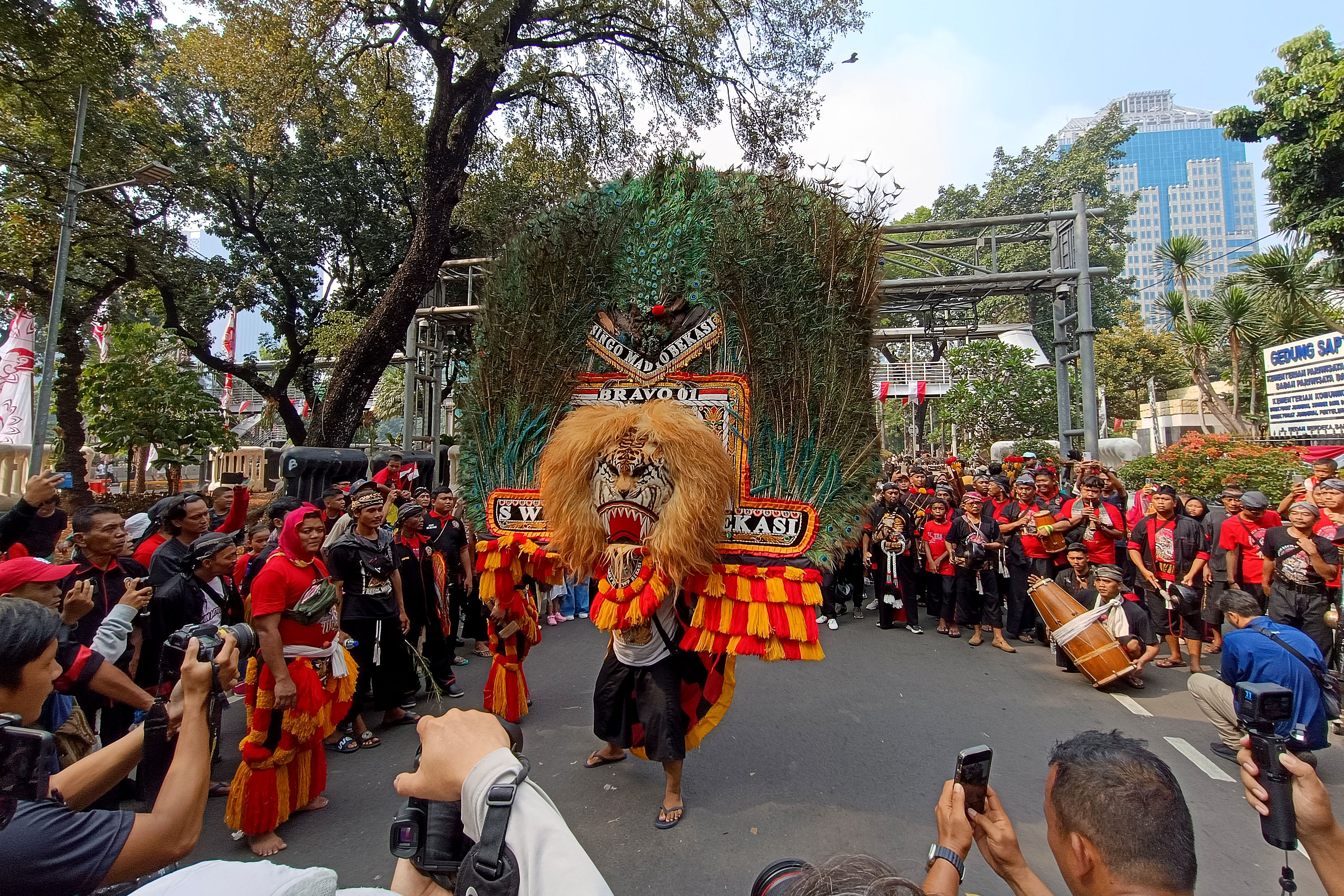  Seniman menampilkan kesenian Reog Ponorogo yang ditampilkan dalam pawai budaya di kawasan Medan Merdeka, Jakarta