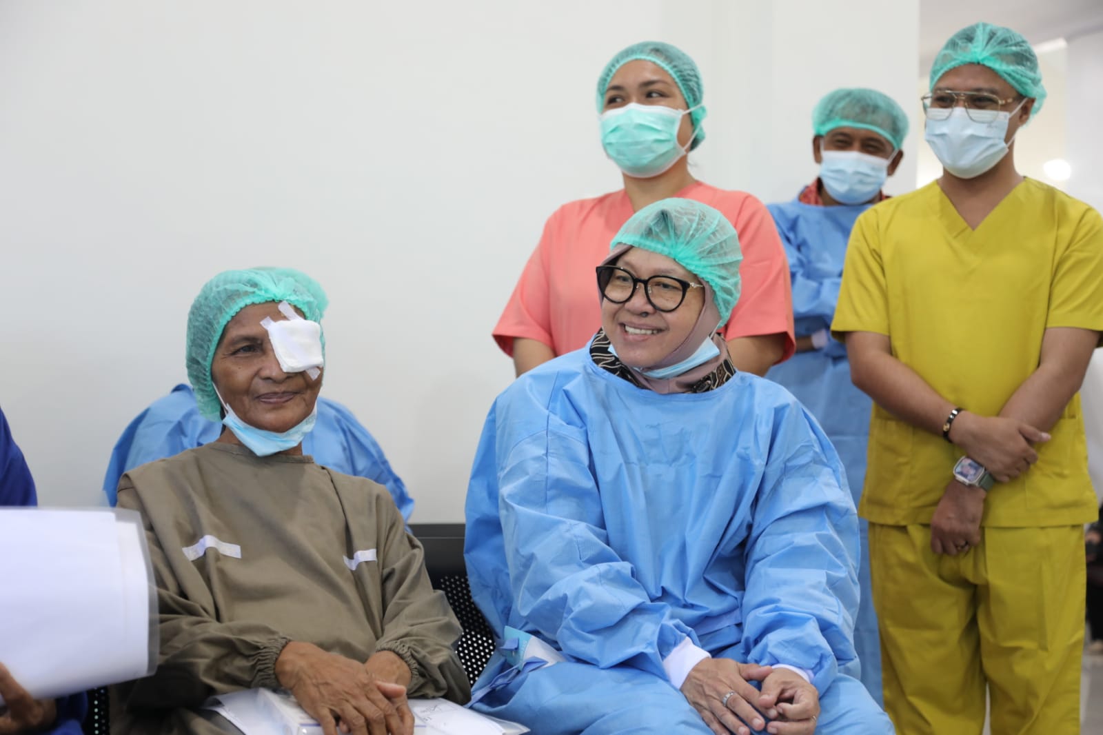 Menteri Sosial Tri Rismaharini menyapa warga penerima layanan operasi katarak di Ternate.