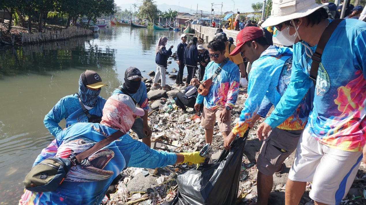 Aksi bersih pantai di Situbondo
