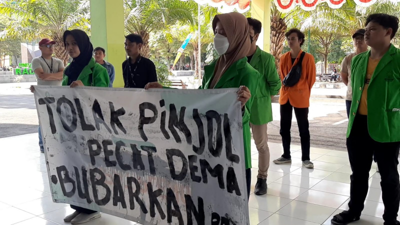 Aksi mahasiswa tolak pinjol masuk kampus