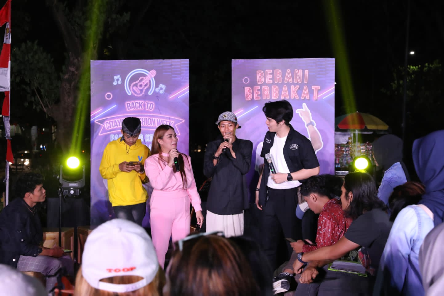 Ajang Back to Citayam Fashion Week di Banjir Kanal Timur, Jakarta Timur