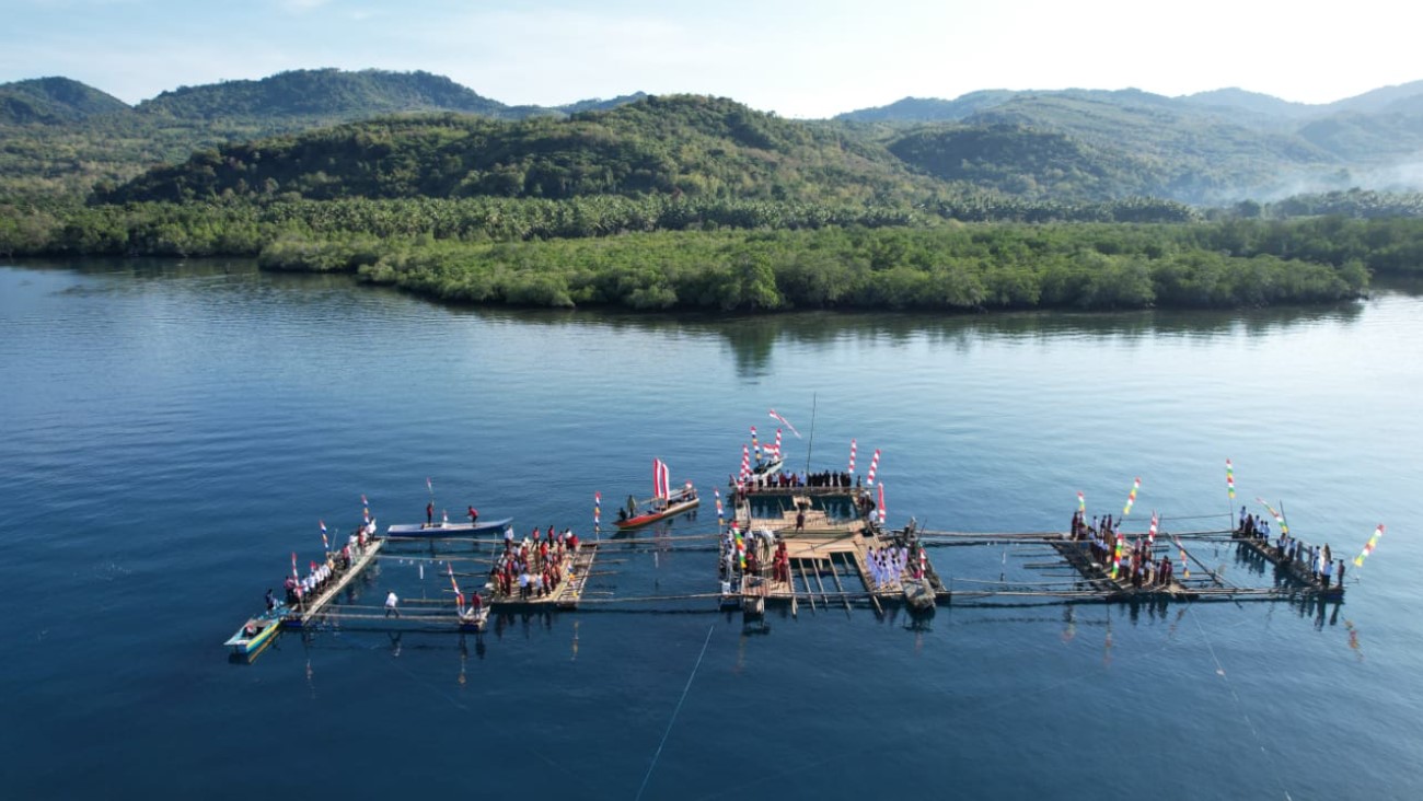 Warga Desa Sinar Hadigala mengikuti Apel HUT RI ke 78 di Panti Gelak Nara.