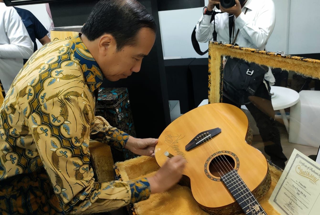 Presiden Joko Widodo menandatangani gitar produksi Guruh Sabdo Nugroho