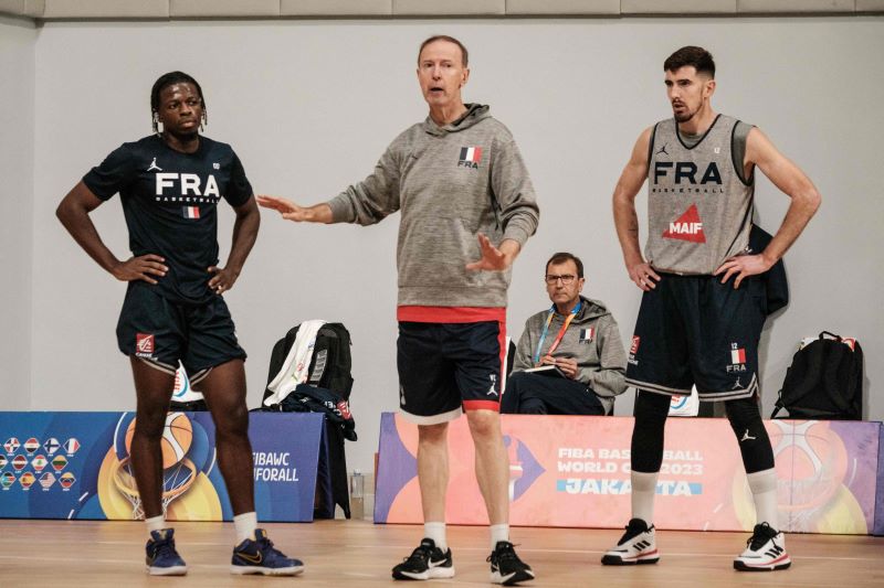 Para pemain timnas basket Prancis sedang mengikuti sesi latihan.