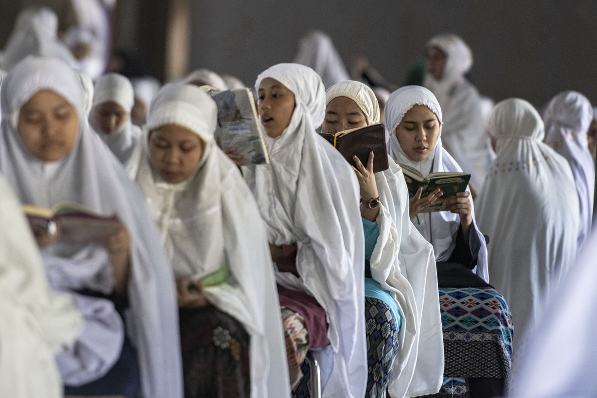 Santriwati di Masjid Rahmatan Lil Alamin, kawasan Pondok Pesantren Al-Zaytun, Indramayu.