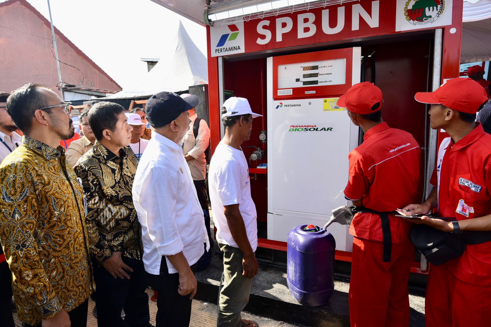 Menteri Koperasi dan UKM bersama Direktur  Pertamina Alvian Nasution dan Dirut Pertamina Patra Niaga Riva Siahaan meninjau SPBU Nelayan 