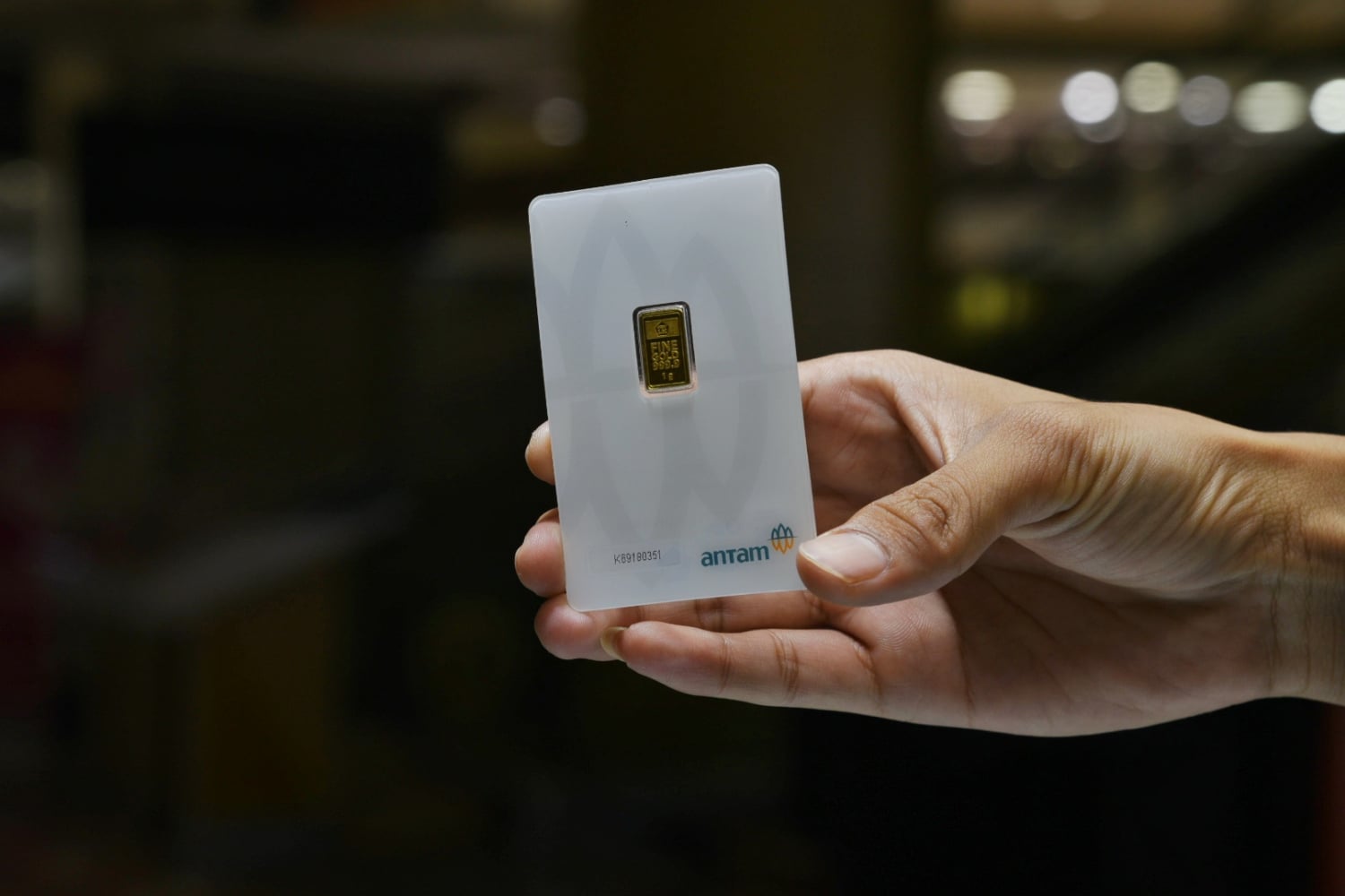 Karyawan menunjukkan emas batangan yang dijual di Cikini Gold Centre, Jakarta Pusat, Senin (9/3/2020).