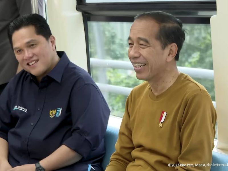 Presiden Joko Widodo melakukan uji coba LRT