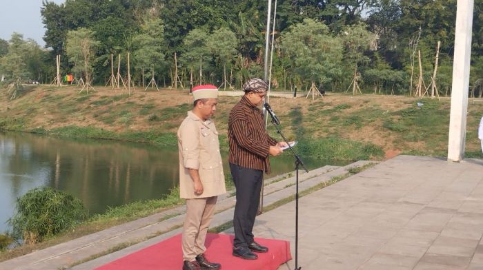 Anies Baswedan (kanan) kala memimpin upacara bendera dalam rangka peringatan HUT Kemerdekaan RI. 