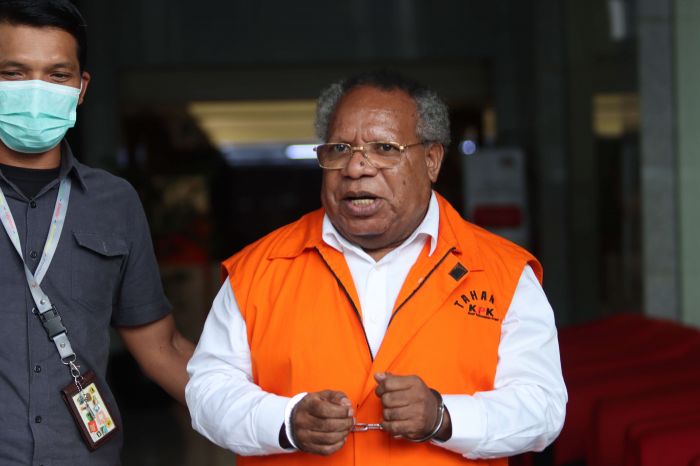 Terdakwa Bupati Mimika Papua nonaktif Eltinus Omaleng (rompi tahanan). 