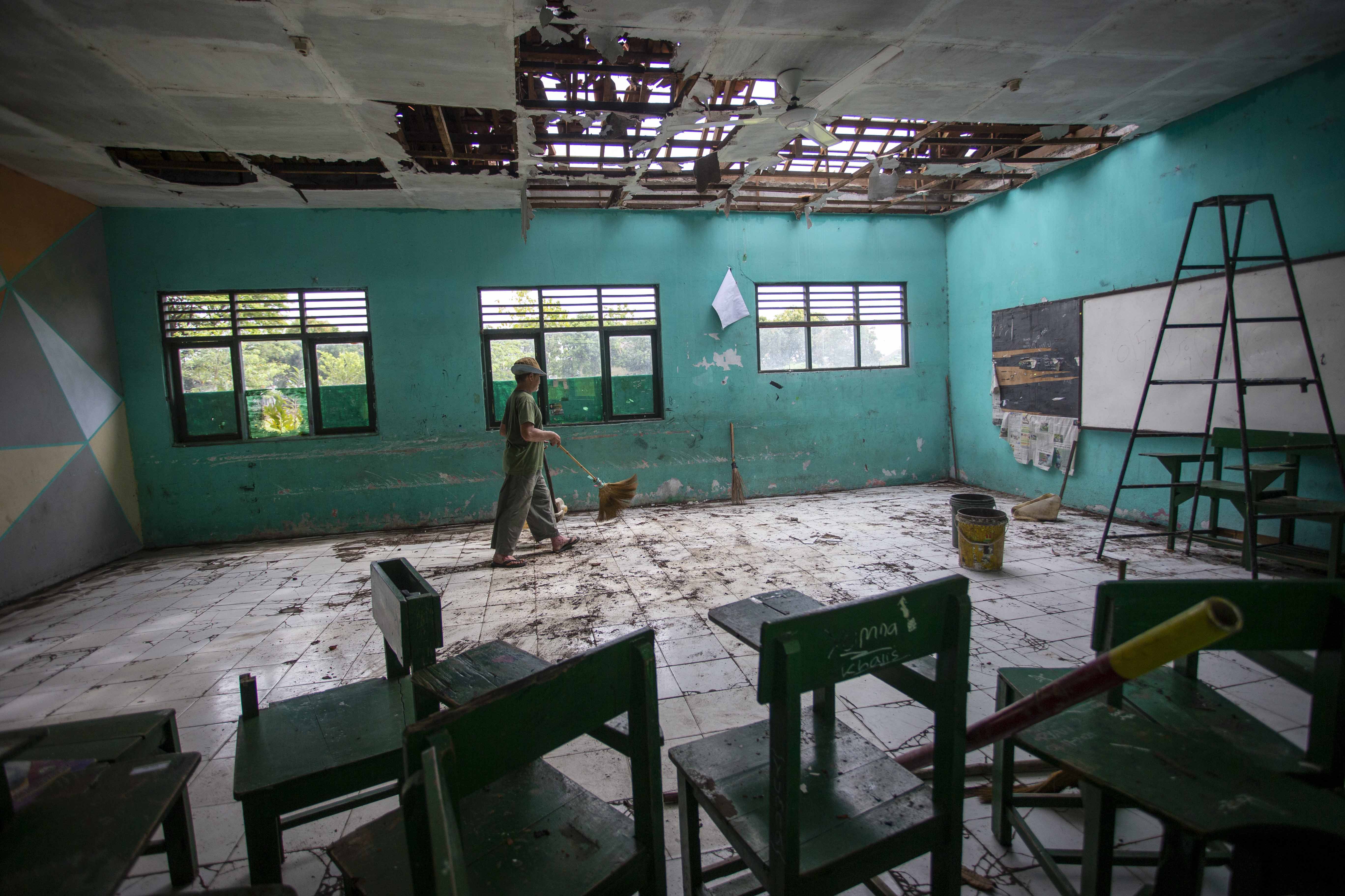 Ilustrasi sekolah rusak.