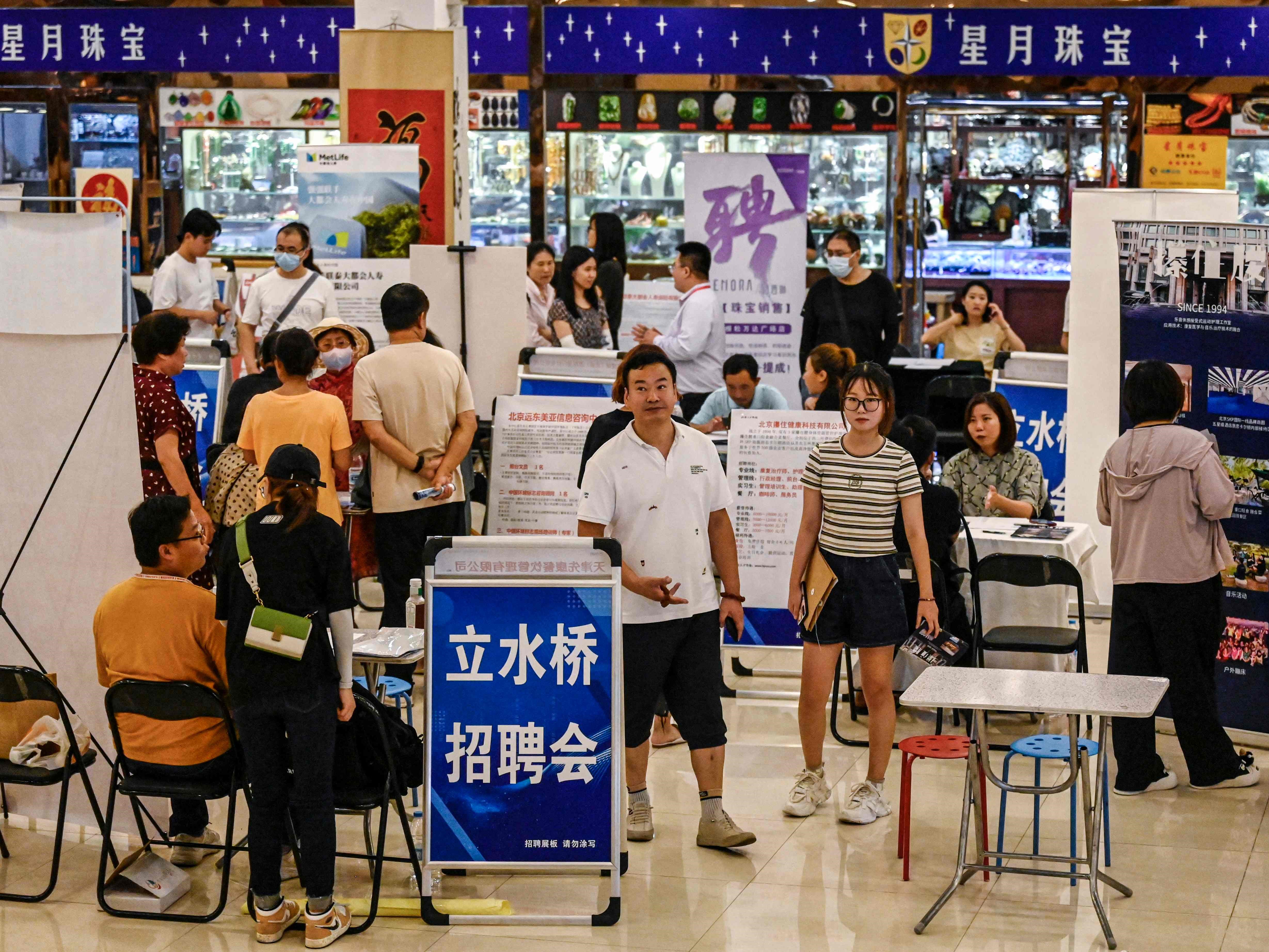 Tiongkok Pangkas Suku Bunga Acuan untuk Perkuat Ekonomi
