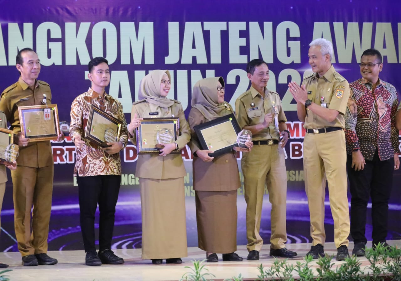 Gubernur Jateng Ganjar Pranowo di Bangkom Jateng Award 2023