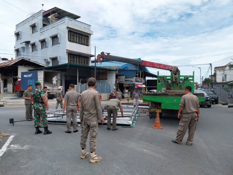 Tim terpadu Pemkot Pematang Siantar menertibkan sejumlah reklame yang tidak memiliki izin kelayakan media reklame.