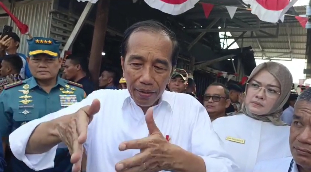 Blusukan ke Pasar Masomba, Presiden Jokowi Bagi Kaos, Sembako dan BLT.