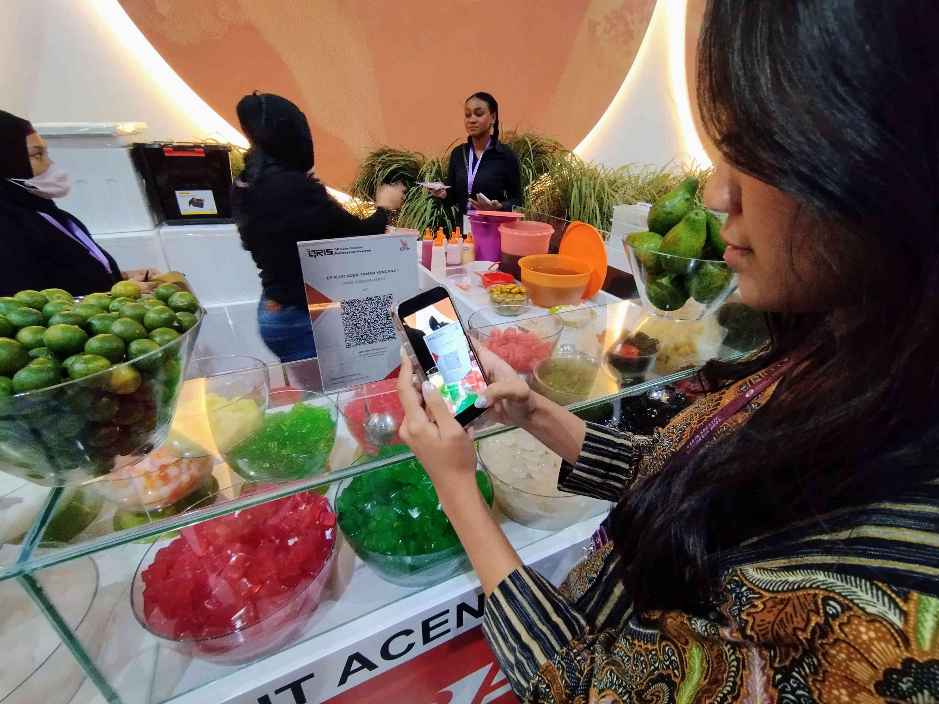 Pembeli melakukan transaksi menggunakan QRIS di pameran UMKM Karya Kreatif Indonesia (KKI) 2023, di Jakarta.
