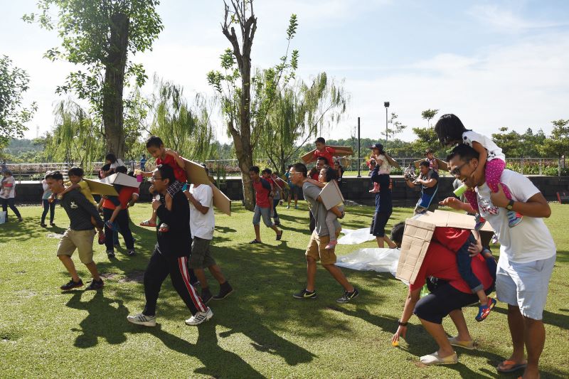 Para ayah menggendong anak masing-masing.