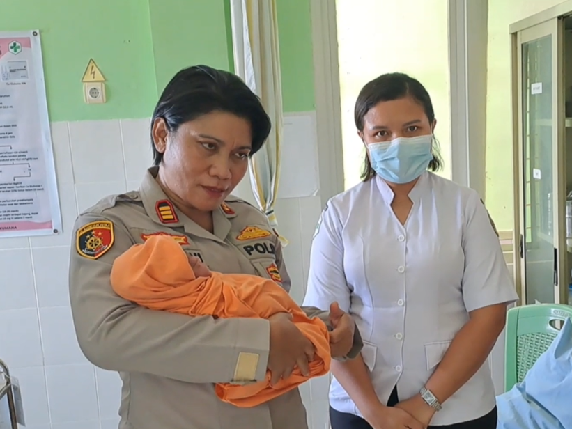 Bayi digendong polwan.