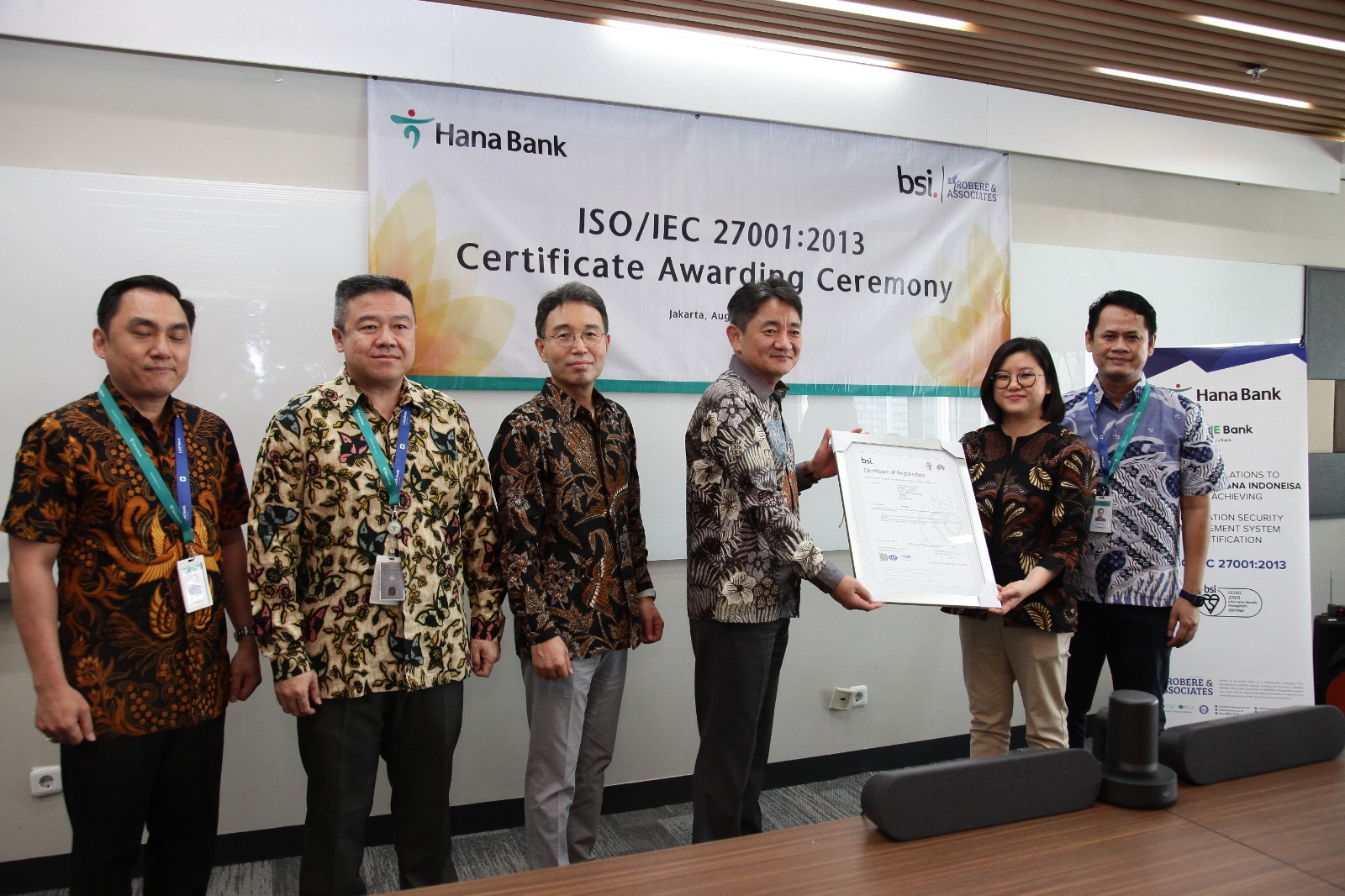 Penyerahan sertifikasi ISO 27001 kepada Bank Hana.
