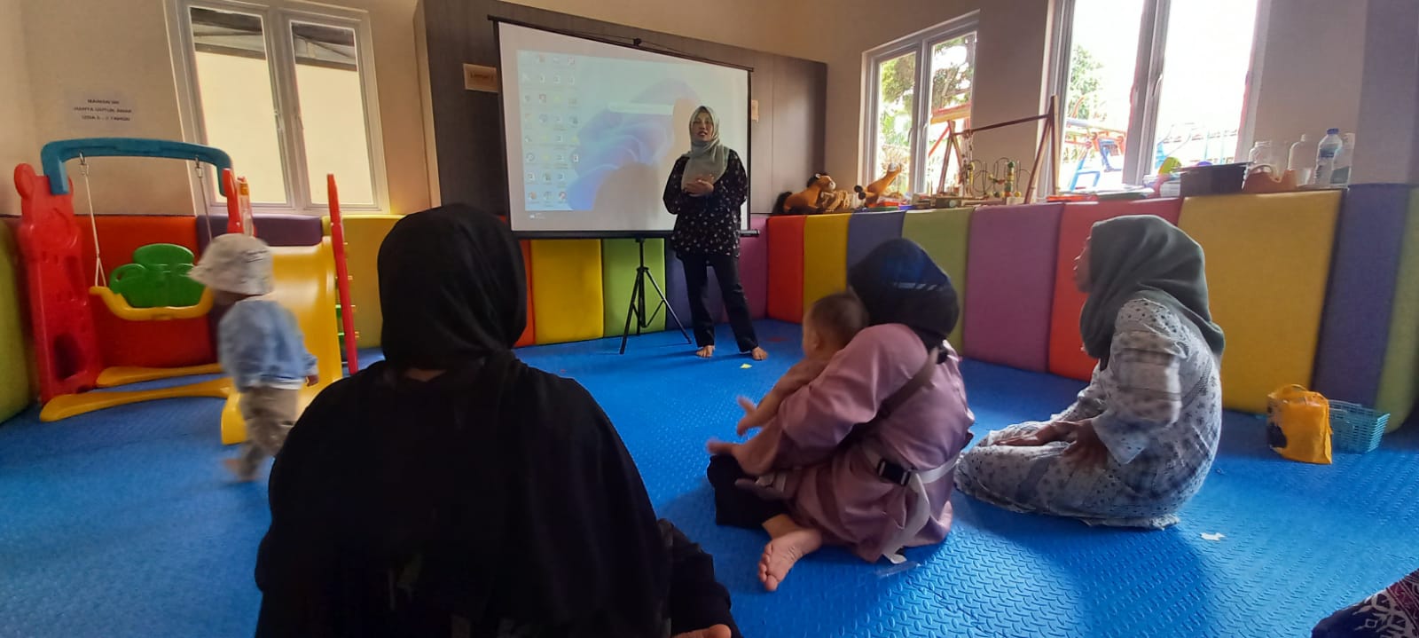 Trenawati selama 14 tahun telah berkecimpung sebagai Kader di Posyandu RW 001 Kebon Jeruk.