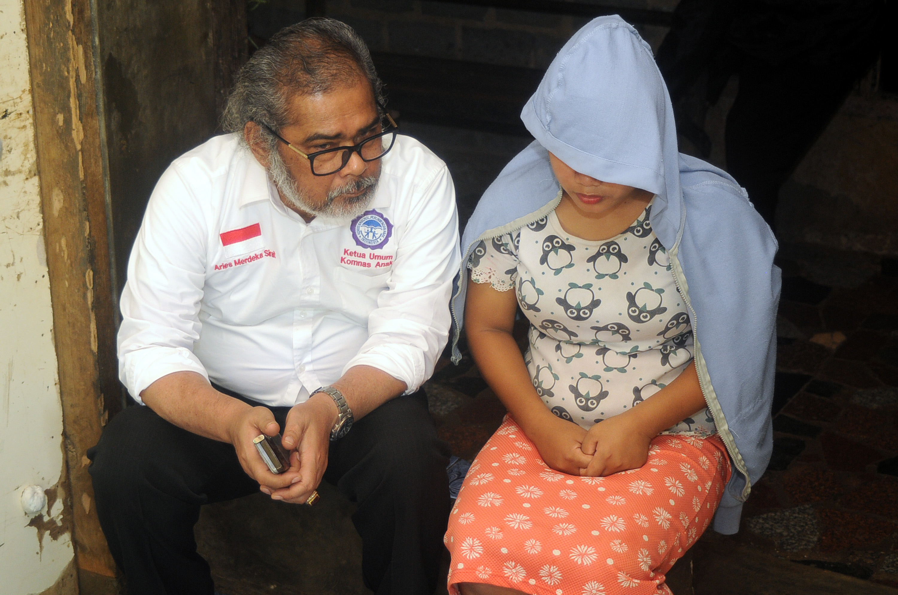 Ketua Komnas Perlindungan Anak Arist Merdeka Sirait (kiri) mengunjungi korban anak yang diduga diculik di Kampung Tajur