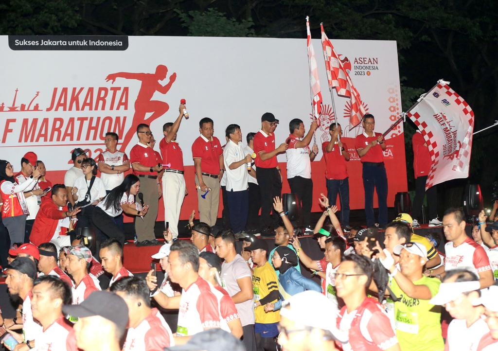 Pengibaran bendera lomba menandai Jakarta Half Marathon 2023 dimulai pada Minggu (20/8) pagi di Plaza Tenggara Monas, Jakarta. 