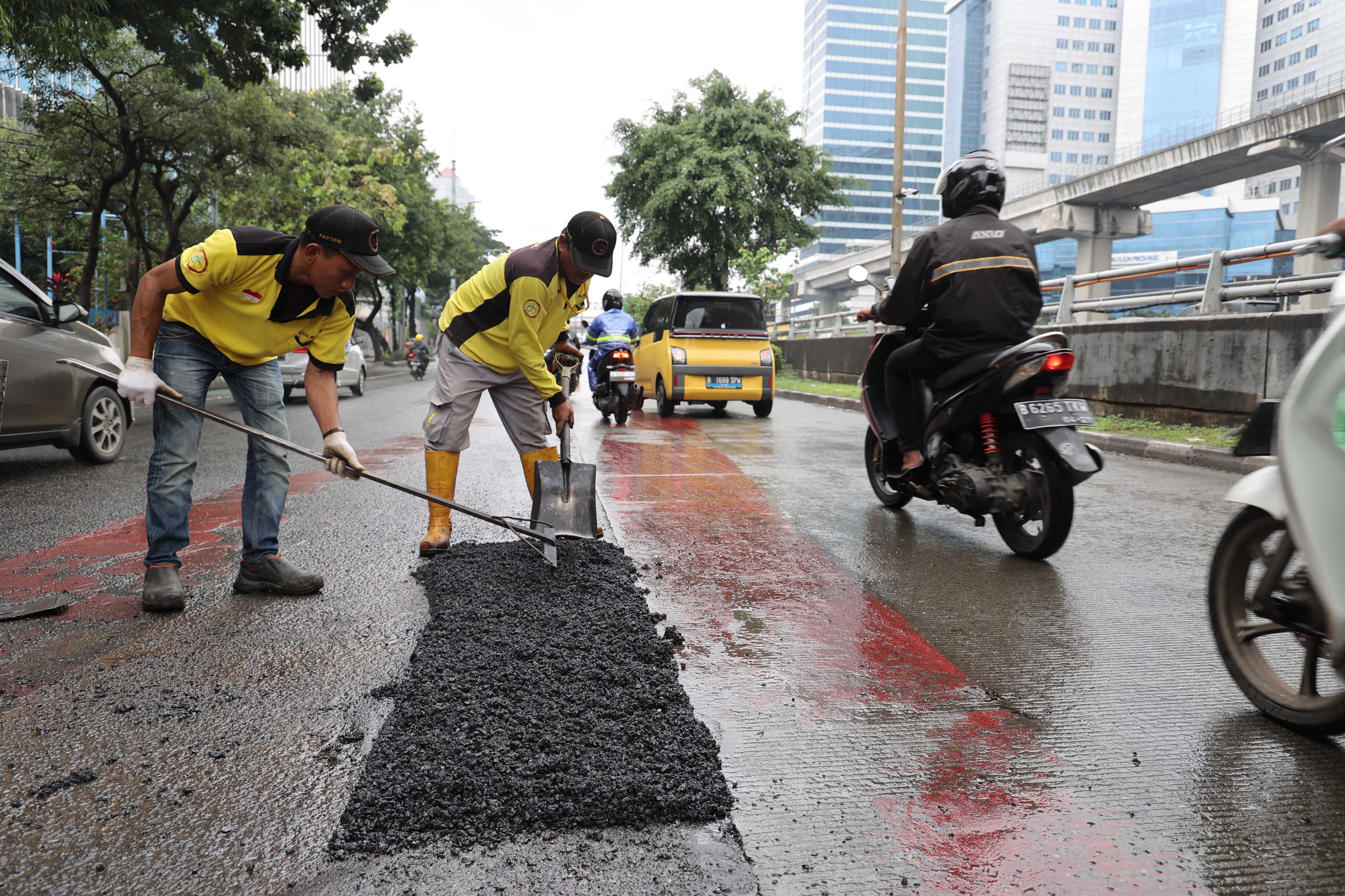 Perbaikan jalan rusak di Jakarta