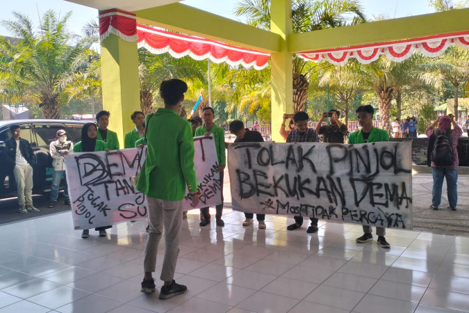 OJK Minta Penjelasan Rektorat dan DEMA UIN RM Said Soal Pinjol