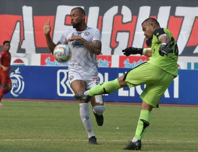 Usai ditahan imbang oleh tim Singo Edan, pelatih Persija Thomas Doll, justru menyalahkan kondisi lapangan 