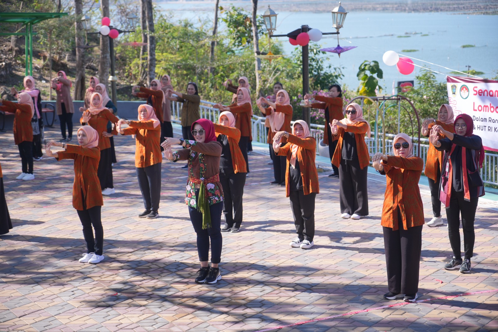  Ibu-ibu Dharma Wanita senam berkebaya lurik di Objek Wisata Bukit Sidoguro.
