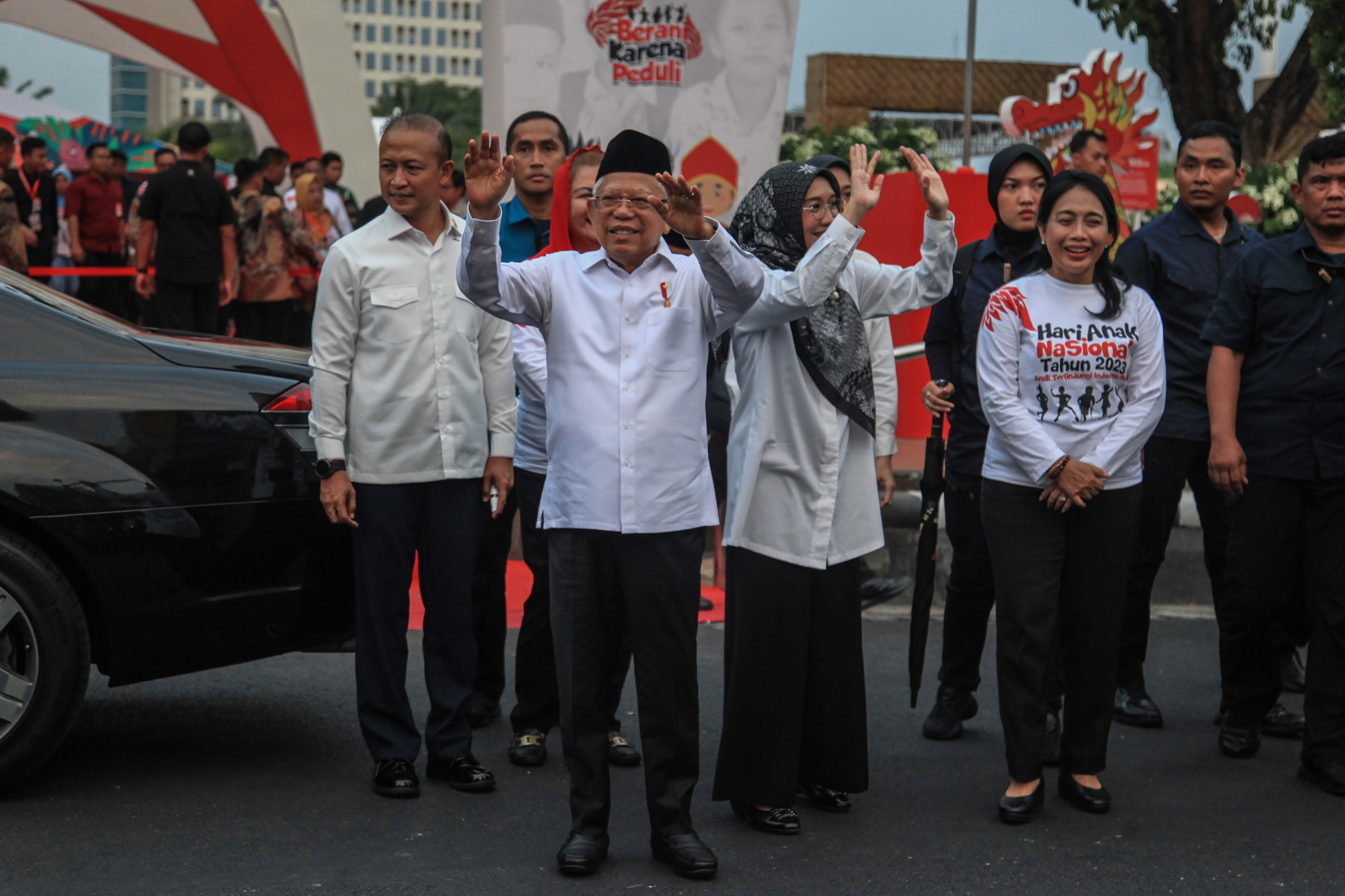 Wakil Presiden Maruf Amin (kedua kiri) didampingi Istri Wury Estu Handayani (tengah) 