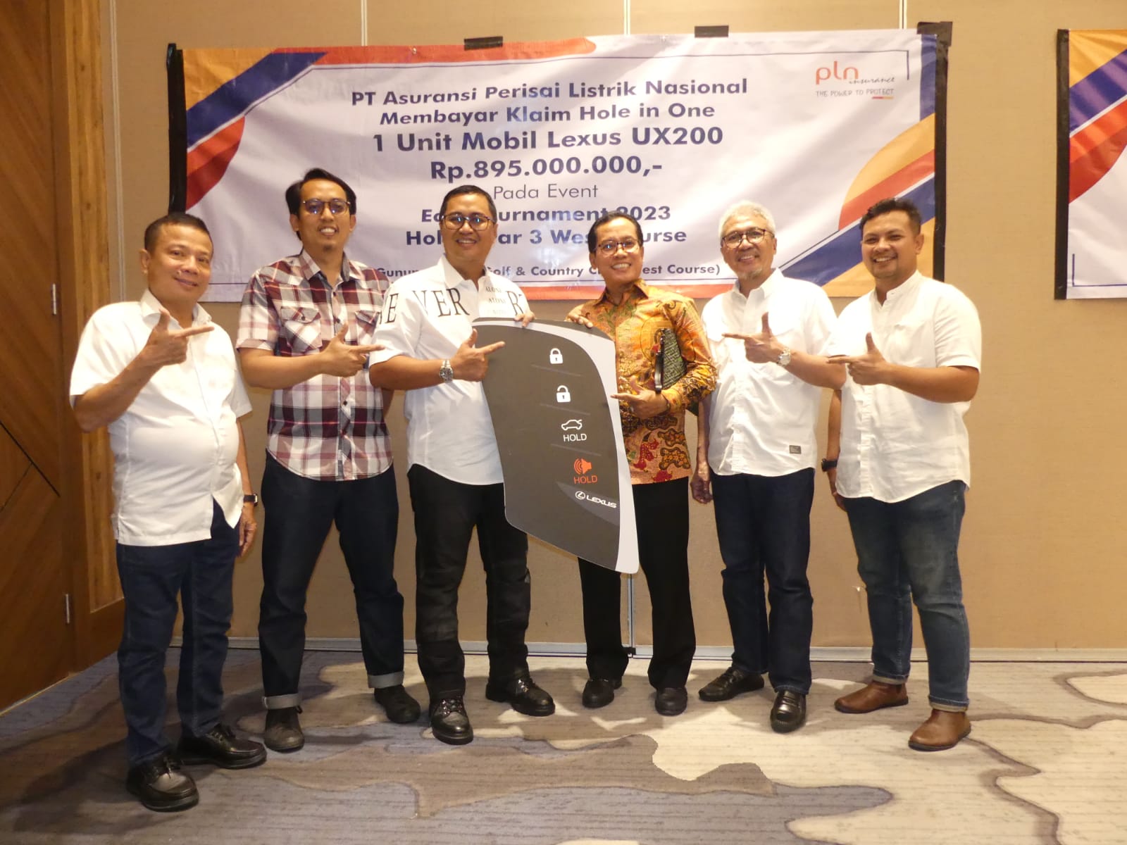 Penyerahan klaim hole in one kepada Edy Basri (ketiga dari kanan), Kamis (3/8).