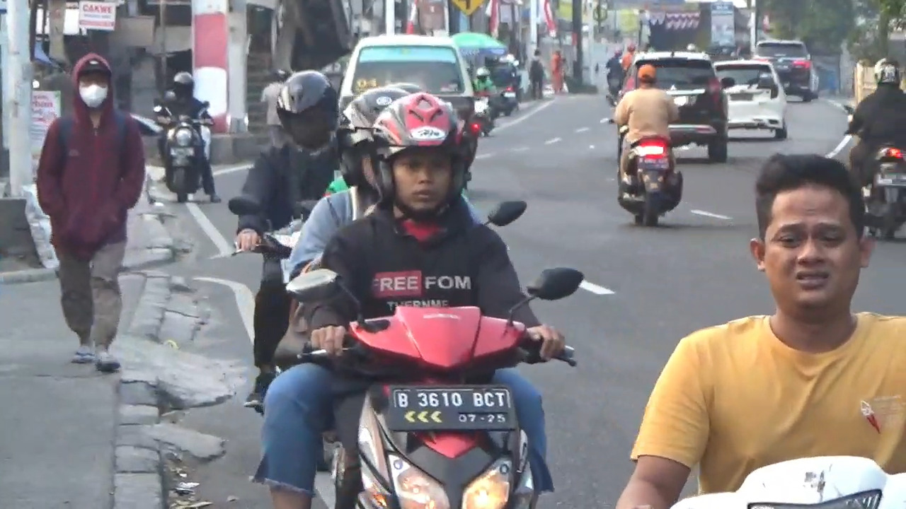 Pemotor melawan arah.