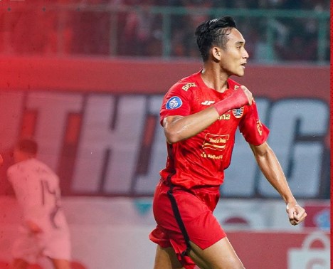 Pemain Persija Rizky Ridho melakukan selebrasi usai mencetak gol ke gawang Borneo FC.