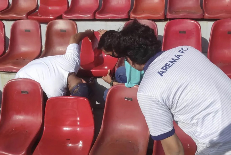 Kursi yang rusak di Stadion Kapten I Wayan Dipta, Bali, akibat ulah suporter Arema FC.