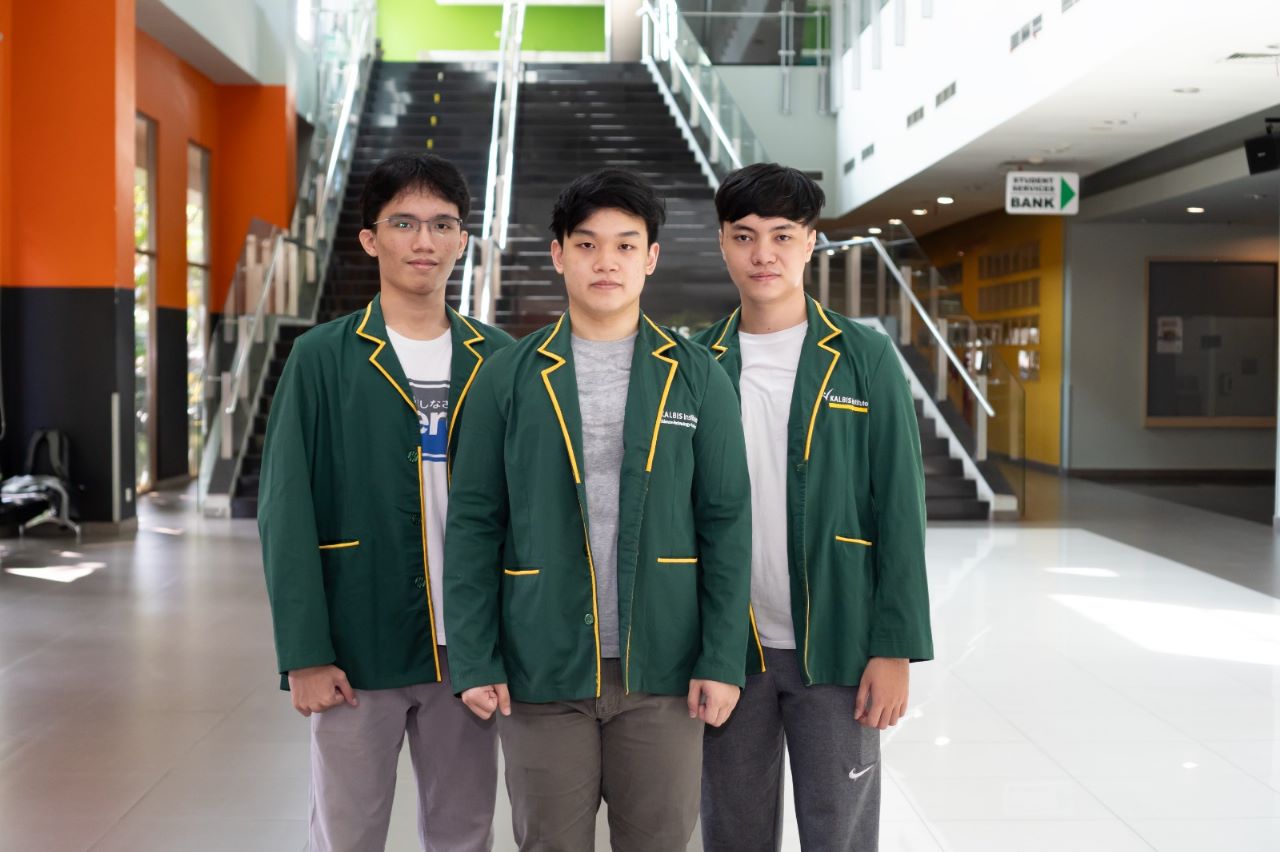 Tiga mahasiswa Kalbis Institute yang berhasil meraih penghargaan medali emas di ajang internasional.