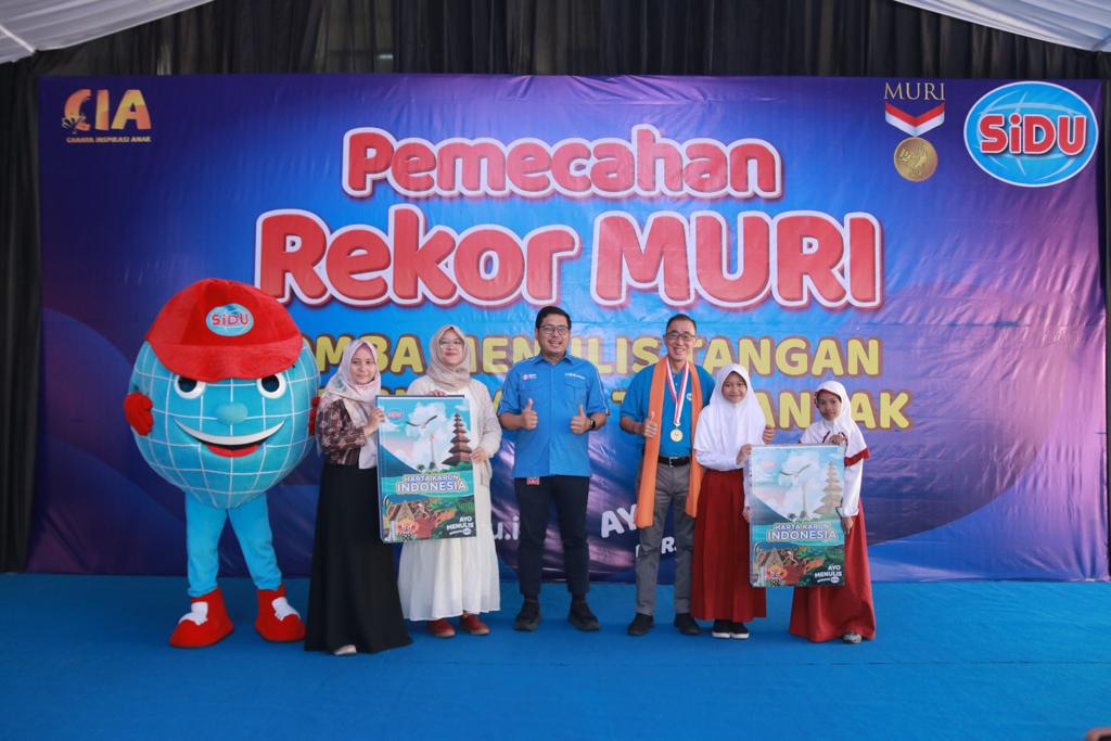 Acara pemecahan Rekor MURI yang diraih produsen merek buku SiDU di SDN 10 Kebon Jeruk, Jakarta Barat, Selasa (22/8).