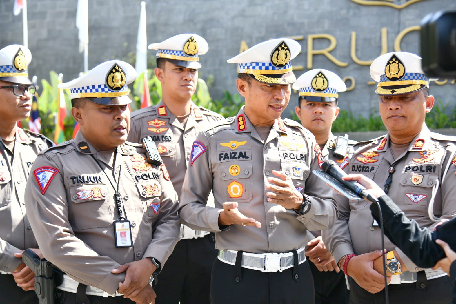 Kasubditwal PJR Ditgakkum Korlantas Polri Kombes Pol Faizal (tengah)