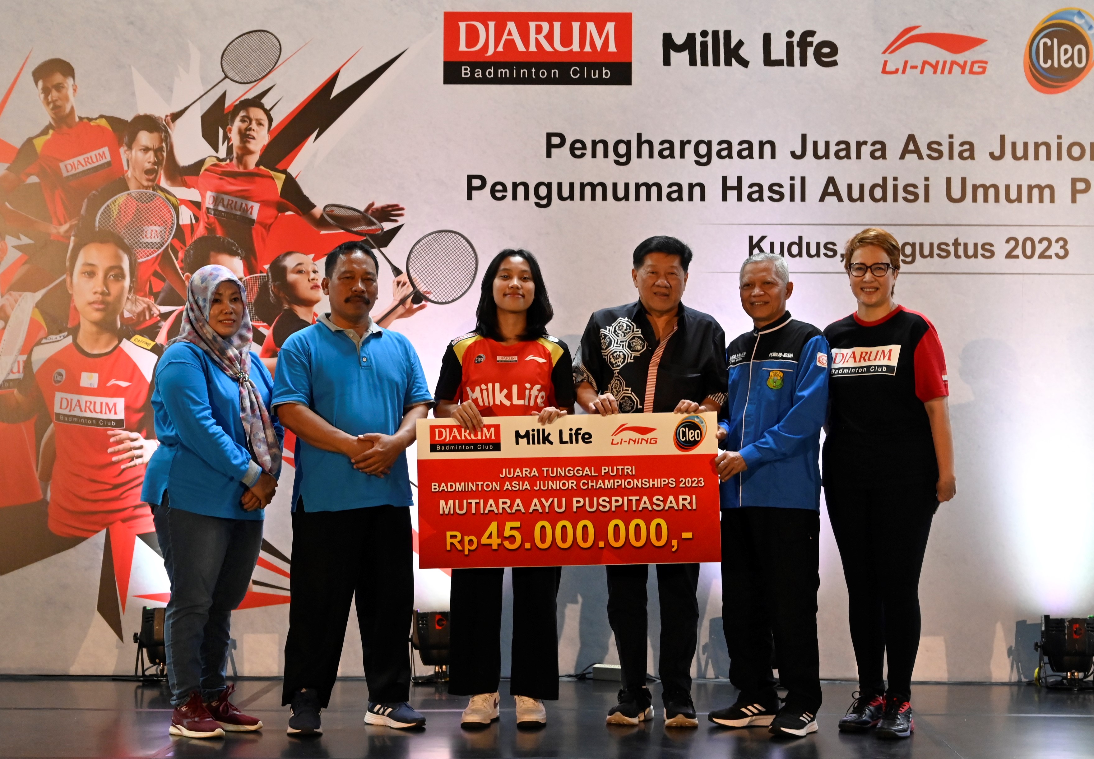 Dari kiri ke kanan; Orang tua Mutiara, Mutiara Ayu Puspitasari, dan Ketua PB Djarum Yoppy Rosimin