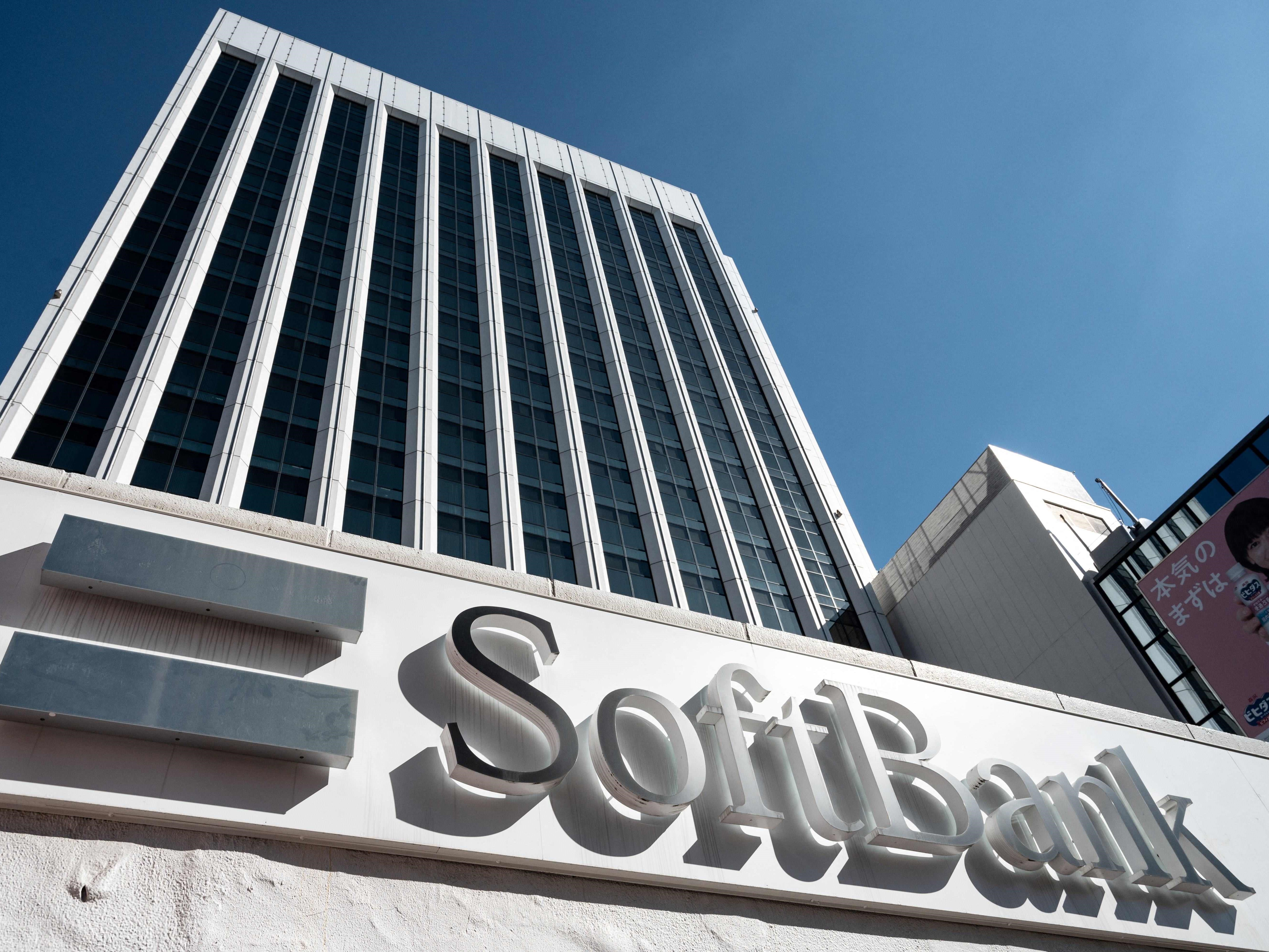 Logo raksasa investasi Jepang SoftBank di toko ponsel mereka di Tokyo.