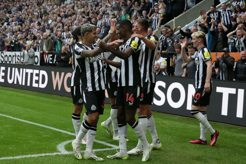 Para pemain Newcastle United melakukan selebrasi usai mencetak gol ke gawang Aston Villa.