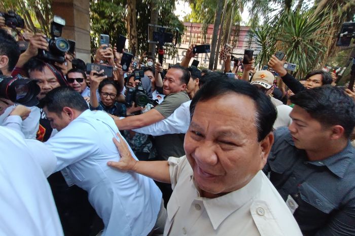 Ketua Umum Partai Gerindra Prabowo Subianto (tengah) didampingi para simpatisan tiba di rumah pemenangan relawan di Menteng, Jakarta 