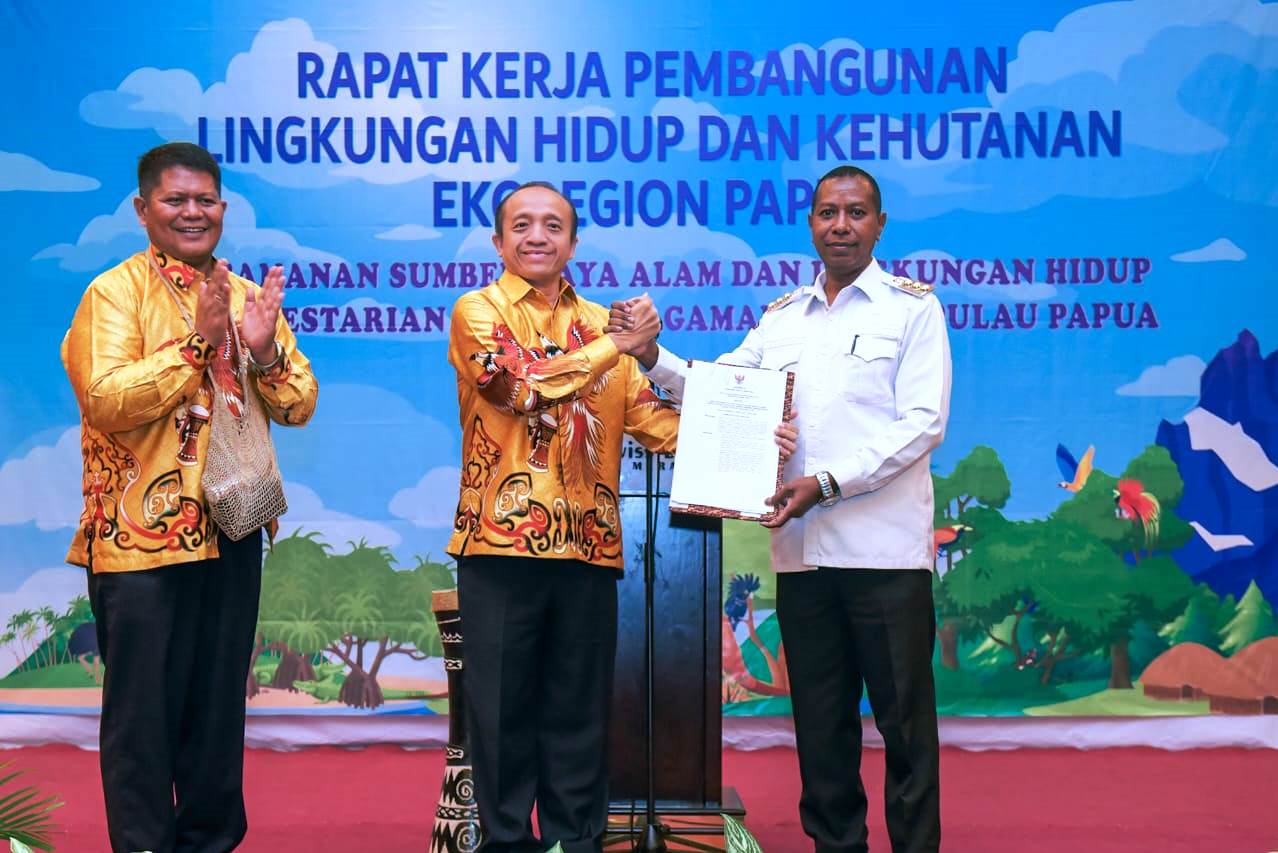 Sekjen KLHK Bambang Hendroyono (tengah)