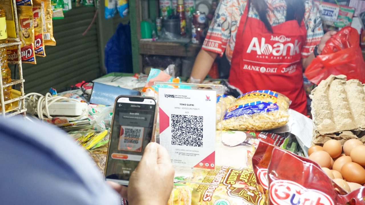 Bank DKI dukung UMKM untuk go digital dengan pembayaran menggunakan QRIS.